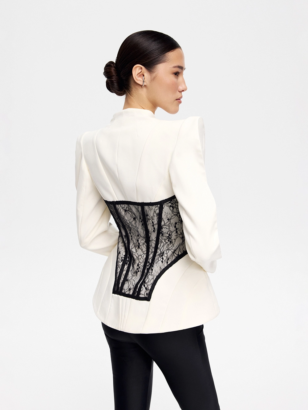 картинка жакет с кружевом от магазина truered.ru (ex-SOLO·U)