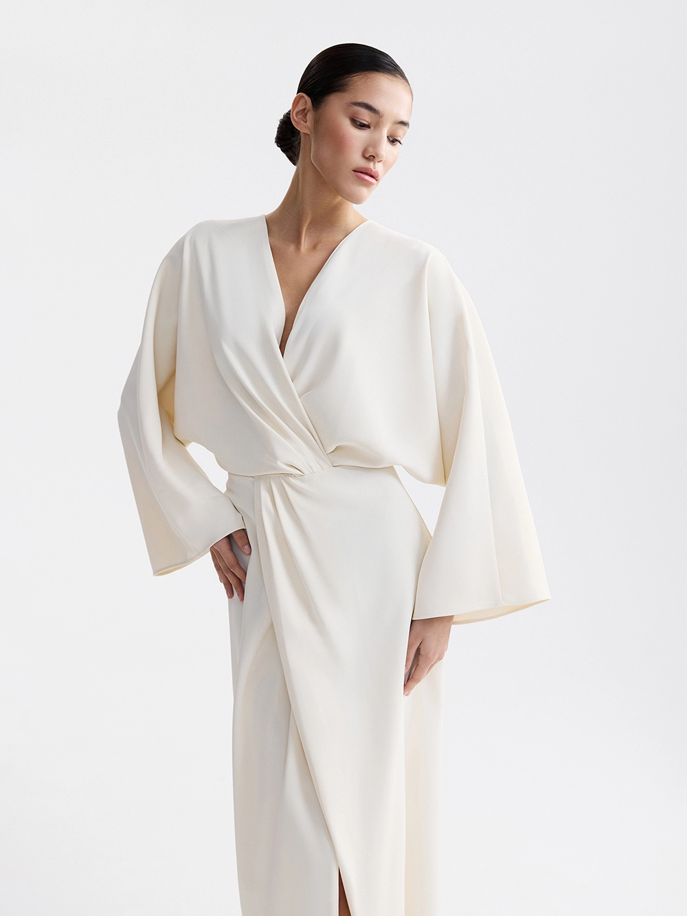 картинка платье с драпировкой и разрезами от магазина truered.ru (ex-SOLO·U)