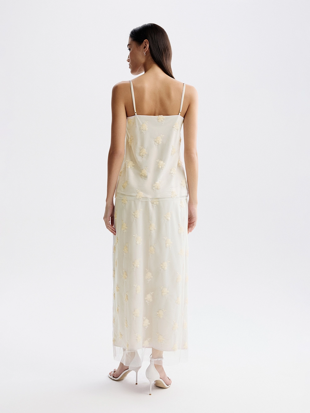 картинка топ с вышивкой пайетками от магазина truered.ru (ex-SOLO·U)