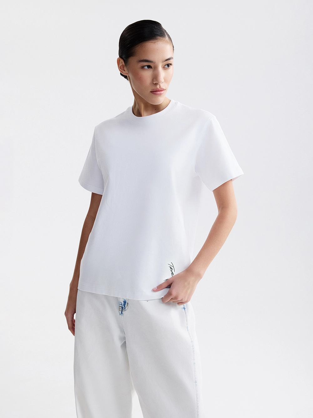 картинка футболка базовая с вышивкой от магазина truered.ru (ex-SOLO·U)