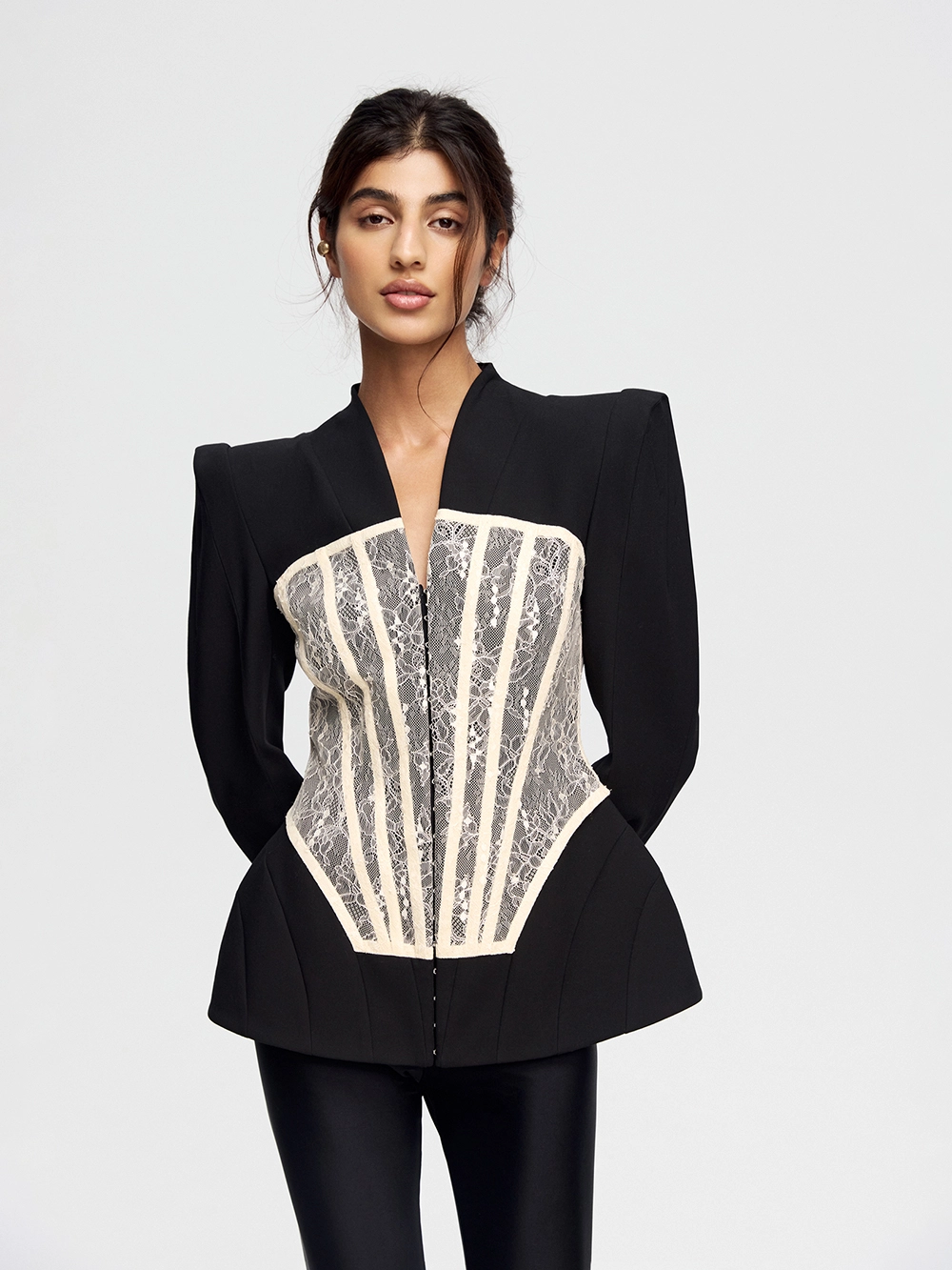 картинка жакет с кружевом от магазина truered.ru (ex-SOLO·U)