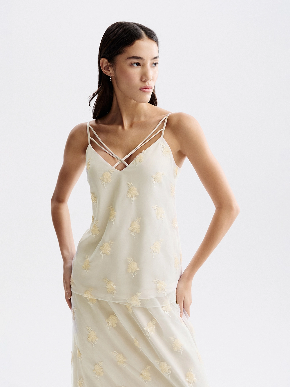 картинка топ с вышивкой пайетками от магазина truered.ru (ex-SOLO·U)