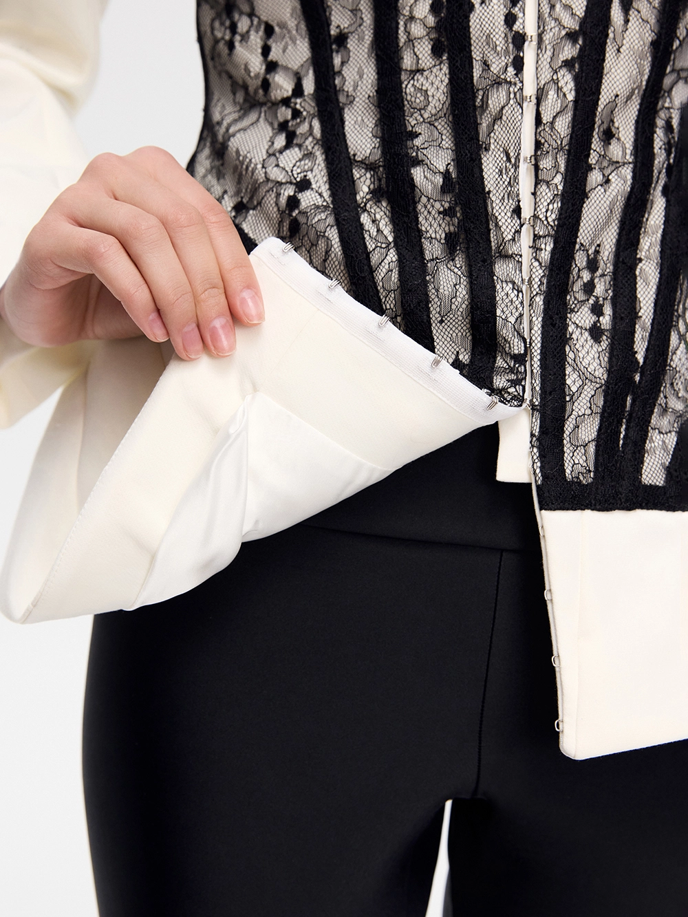 картинка жакет с кружевом от магазина truered.ru (ex-SOLO·U)