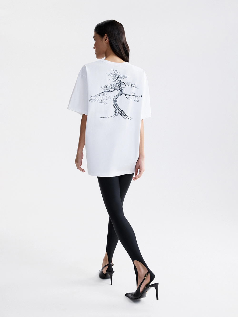 картинка футболка с вышивкой от магазина truered.ru (ex-SOLO·U)