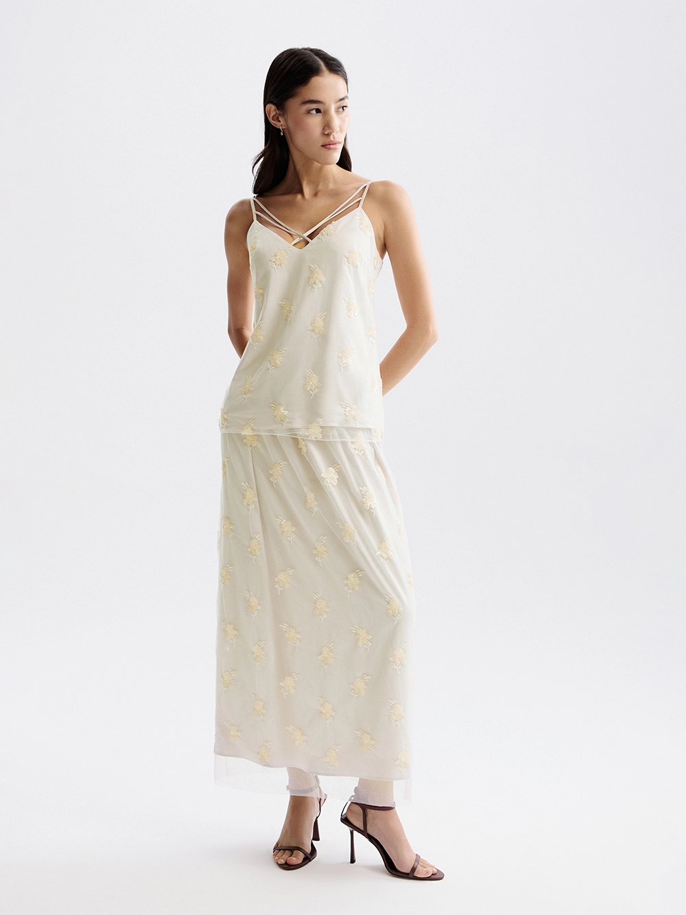 картинка топ с вышивкой пайетками от магазина truered.ru (ex-SOLO·U)