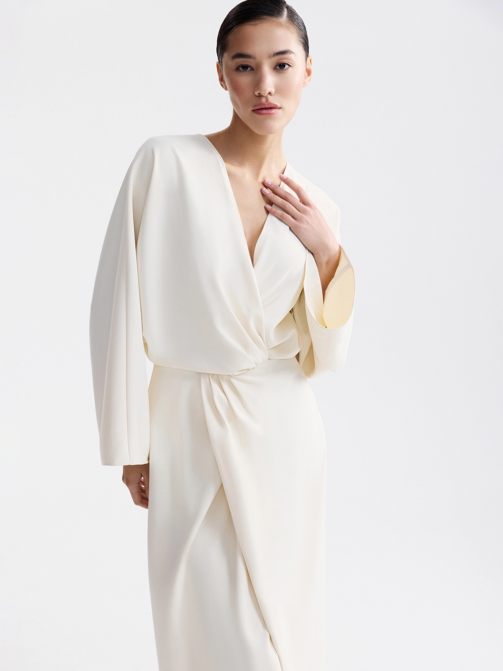 картинка платье с драпировкой и разрезами от магазина truered.ru (ex-SOLO·U)