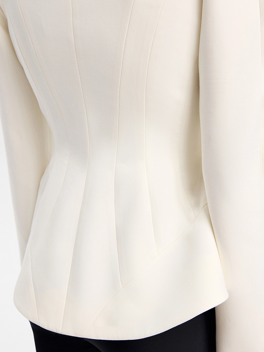 картинка жакет с баской с акцентными пуговицами от магазина truered.ru (ex-SOLO·U)