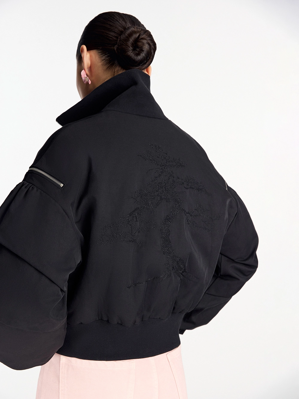 картинка бомбер с вышивкой от магазина truered.ru (ex-SOLO·U)