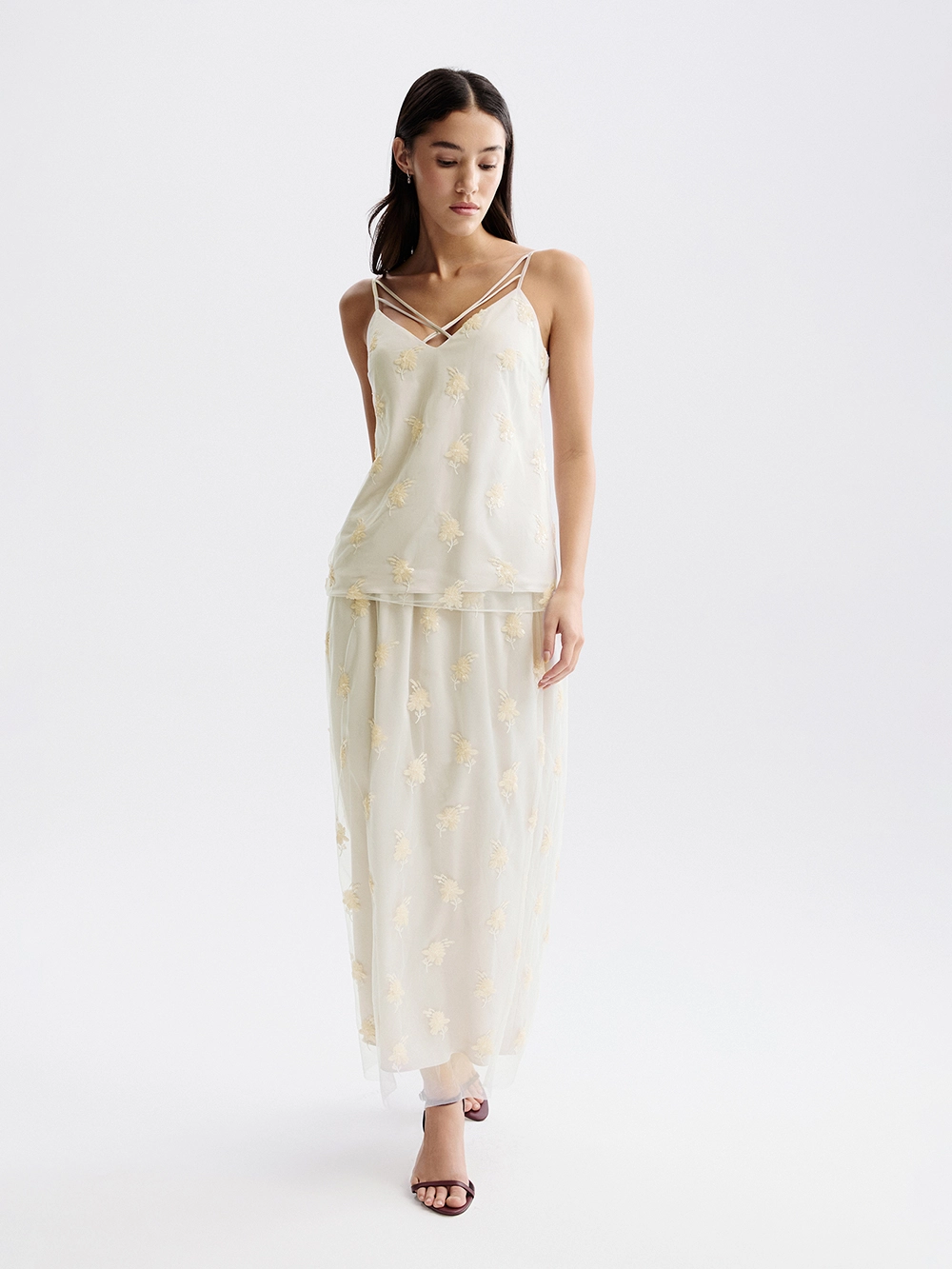 картинка топ с вышивкой пайетками от магазина truered.ru (ex-SOLO·U)