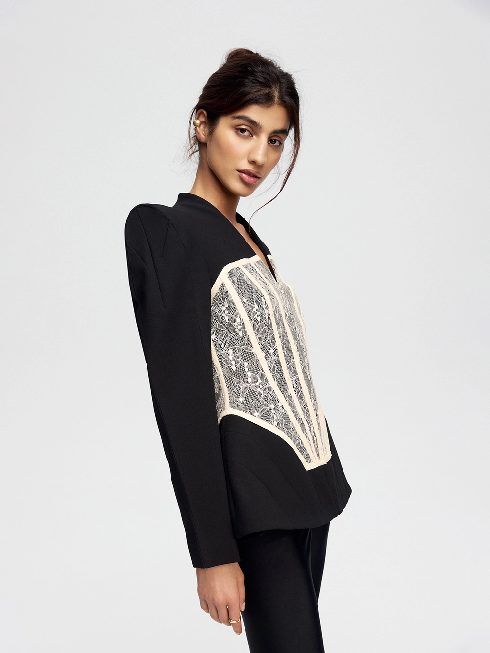 картинка жакет с кружевом от магазина truered.ru (ex-SOLO·U)